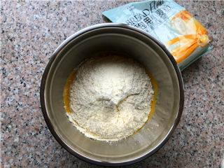 南瓜小餐包,放入除黄油外其他主材料里所有的食材。材料的顺序为南瓜泥、牛奶、蛋液，混合一下，再放盐、糖、高粉、酵母，然后放入面包机揉20分钟。