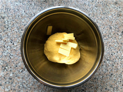 南瓜小餐包,揉至扩展阶段，放入软化好的黄油。