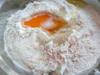 宝宝千层肉龙,500克面粉加入3-5酵母，加入一个鸡蛋合成面团，封上保鲜膜发酵。
