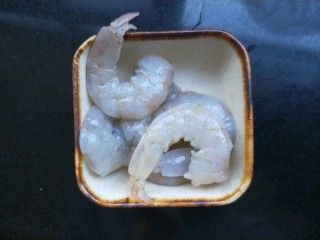 西兰花虾饼,青虾去头去尾，去除虾线，清洗干净。