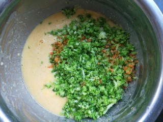 西兰花虾饼,然后把西兰花碎和胡萝卜碎都加入面糊里。