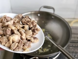 鸡腿炖香菇➕香菇山药烧鸡腿,转中火，加入鸡块翻炒到表面微黄