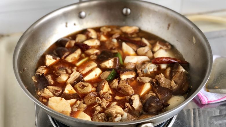 鸡腿炖香菇➕香菇山药烧鸡腿,倒入适量热水，可以多一点，至少要没过食材