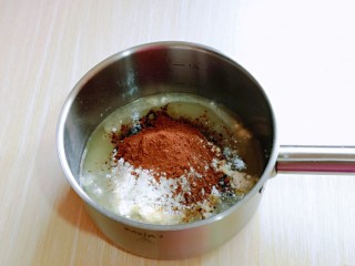 巧克力奶油泡芙,立即将面粉筛入与可可粉。