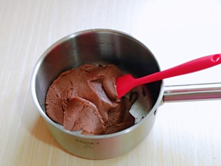 巧克力奶油泡芙外表酥脆巧克力奶油泡芙,巧克力奶油泡芙,用硅胶铲快速翻拌均匀且无干粉。,第5张