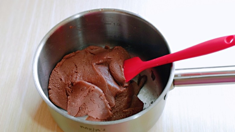 巧克力奶油泡芙,用硅胶铲快速翻拌均匀且无干粉。