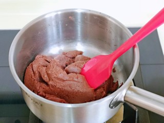 巧克力奶油泡芙,再小火翻炒，炒至锅底有一层白糊，面糊变黏稠立即关火。