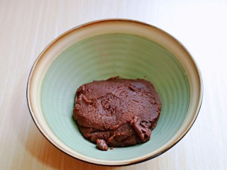 巧克力奶油泡芙,将炒好的面团取出，放入器具中，晾至余温。