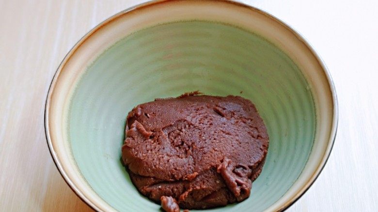 巧克力奶油泡芙,将炒好的面团取出，放入器具中，晾至余温。