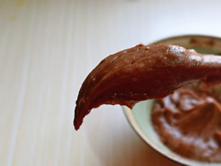 巧克力奶油泡芙外表酥脆巧克力奶油泡芙,巧克力奶油泡芙,做好的面糊提起硅胶铲有倒三角形即可。,第9张