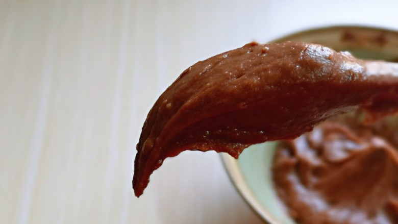 巧克力奶油泡芙,做好的面糊提起硅胶铲有倒三角形即可。