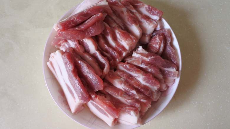 东北炖菜：白菜猪肉炖粉条,五花肉切片，