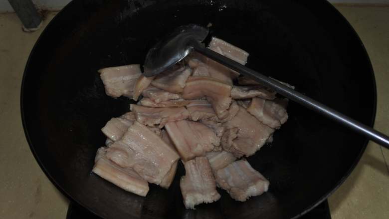 东北炖菜：白菜猪肉炖粉条,底油炒香五花肉