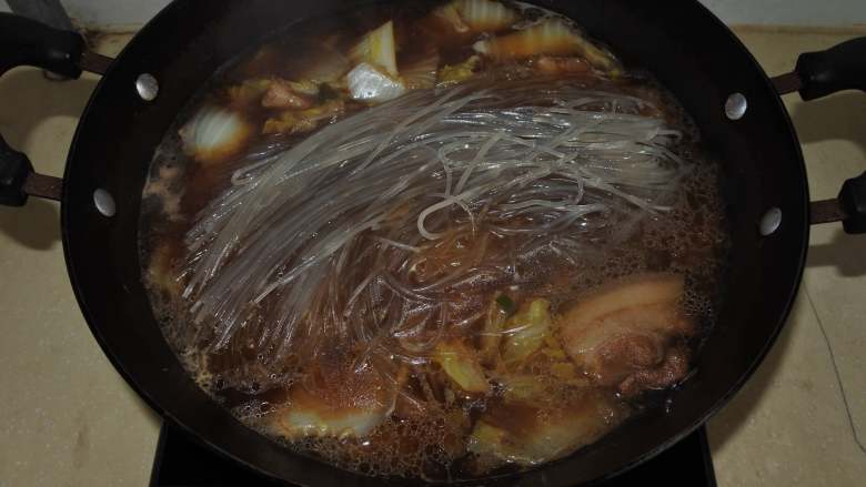东北炖菜：白菜猪肉炖粉条, 改中小火盖盖炖煮20-25分钟让五花肉炖软。放入粉条煮软即可