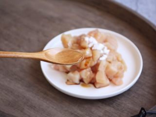咖喱土豆鸡丁饭,放入1小勺的生抽、1小勺的白糯米酒、少许的白胡椒粉，1勺的淀粉。