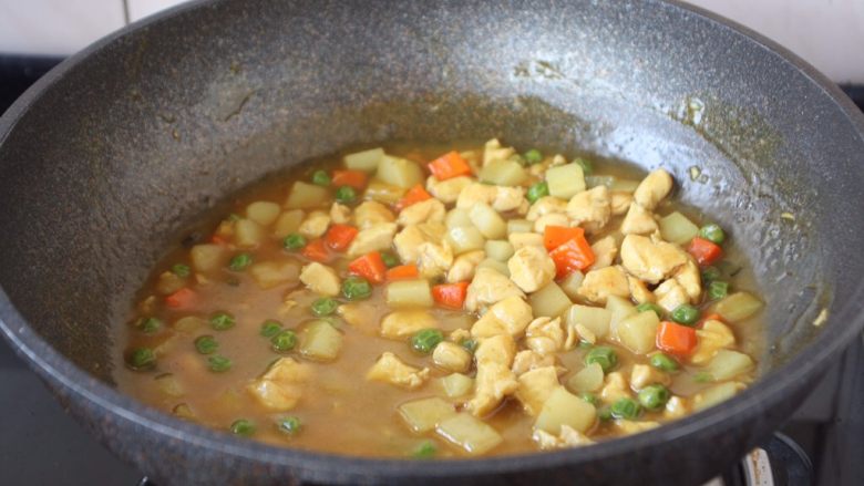 咖喱土豆鸡丁饭,中火炖至咖喱块融化，然后改大火收汁，收至汤汁浓稠即可。