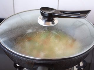 咖喱土豆鸡丁饭,盖上锅盖儿，中火炖3～5分钟左右。