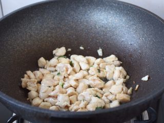 咖喱土豆鸡丁饭,放入腌制好的鸡丁，炒至颜色变白。