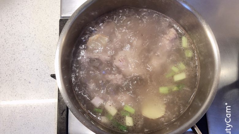 青椒煎排骨,水开后，继续煮8分钟。