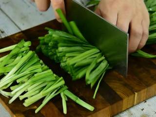 很适合春天吃的菜，营养又简单,韭菜洗净切成段。