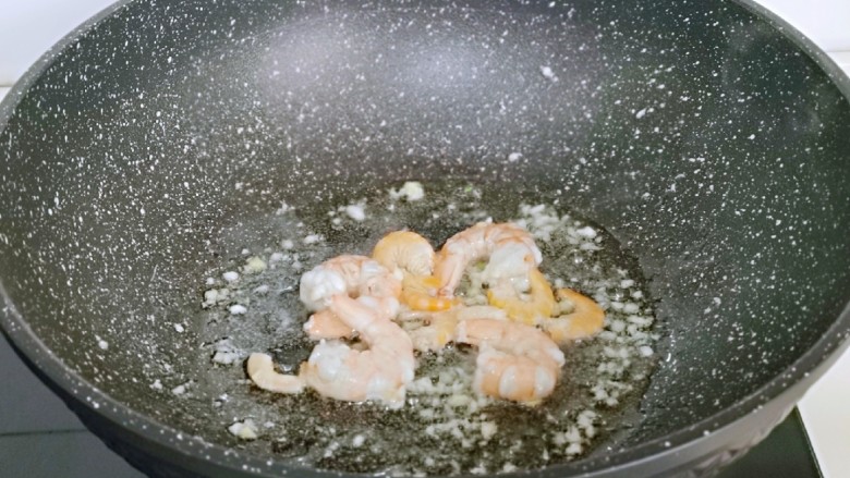 素鸡木耳炒虾仁,再加入腌制好的虾仁煸炒至变色。