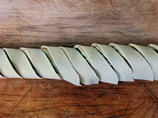 京酱肉丝,握住中间和两侧卷起来再切斜刀切成段状