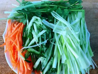 京酱肉丝,黄瓜和胡萝卜、葱切成丝香菜切段备用
