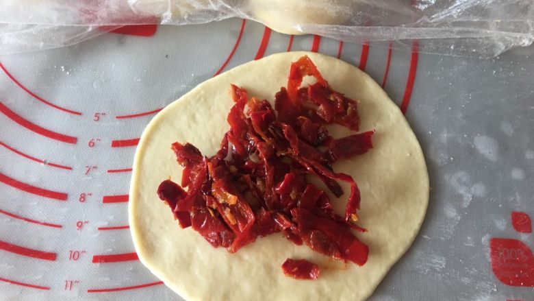 新疆辣皮子馕,放入雪莲辣椒丝，这个辣椒是辣皮子馕的灵魂，正宗的新疆味道，不能吃辣的也可以吃