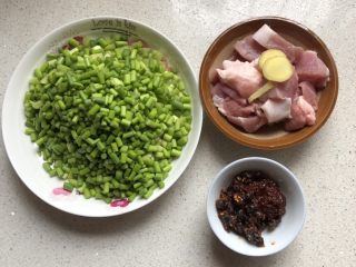 蒜苔炒肉沫,肉切小块，豆瓣酱和豆豉备好