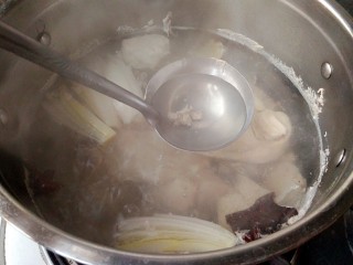 大煮干丝,煮熟，撇去浮沫。留汤备用。