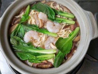 大煮干丝,最后加入虾仁和青菜，待虾仁变红色，青菜烫软就可以起锅了。