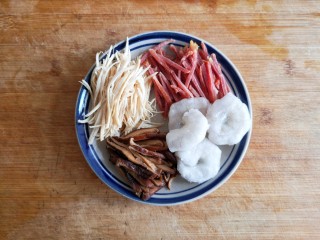 大煮干丝,虾仁是之前用鲜虾剥好，挑干净虾线冻在冰箱里的，随吃随取非常方便。