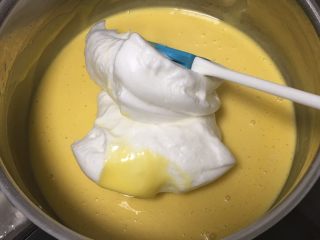 什锦果酱蛋糕卷,取三分之一的蛋白进蛋黄糊中。