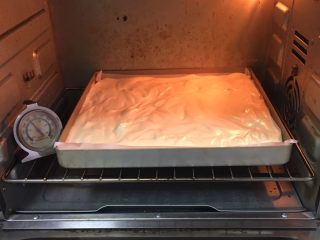 什锦果酱蛋糕卷,烤箱预热至150度，烤至20分钟。