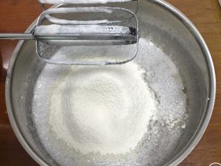 什锦果酱蛋糕卷,过筛低筋粉，也用打蛋器低速搅拌至糊状。