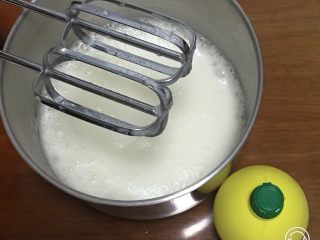 什锦果酱蛋糕卷,鸡蛋分离出蛋白和蛋黄，蛋白中加柠檬汁，用打蛋器高速搅打30圈，蛋白出鱼眼泡后加入30克细砂糖。