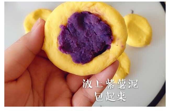 健脾养胃南瓜饼,面皮放上紫薯泥 包起来。压成小圆饼，再压出花纹