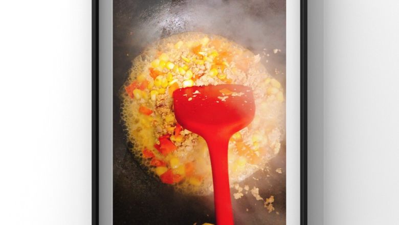 云朵水晶饺,将肉末和玉米胡萝卜粒一起翻炒均匀，调味：宝宝盐，酱油！