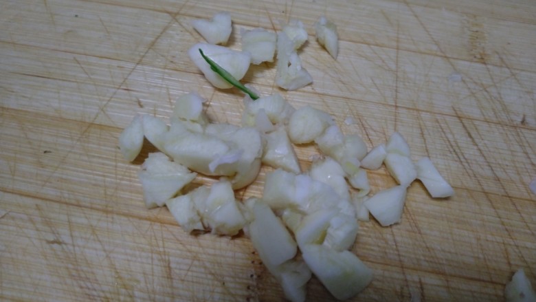 清炒水培芽苗菜、黄瓜丝,蒜切碎。