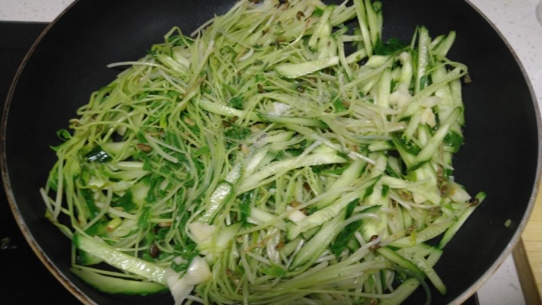 清炒水培芽苗菜、黄瓜丝,翻炒均匀，放入盐。