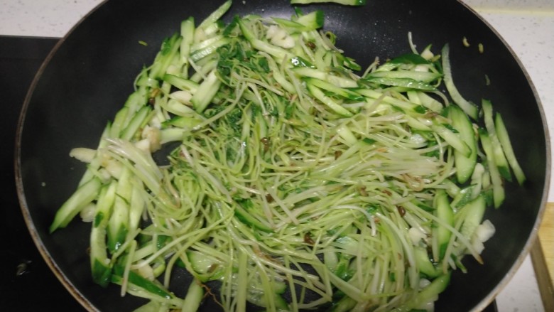 清炒水培芽苗菜、黄瓜丝,翻炒均匀。