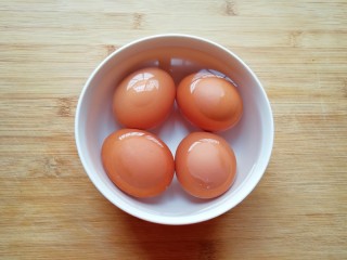 鸡蛋小盏,煮熟的鸡蛋过一下凉水，这样比较容易剥掉鸡蛋壳。