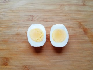 鸡蛋小盏,去壳的鸡蛋一切两半，用小勺子挖出蛋黄。