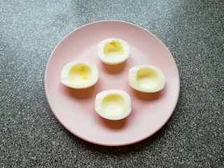 鸡蛋小盏,将蛋白部分摆在盘子里(为了摆造型好看，只摆了两个鸡蛋)。