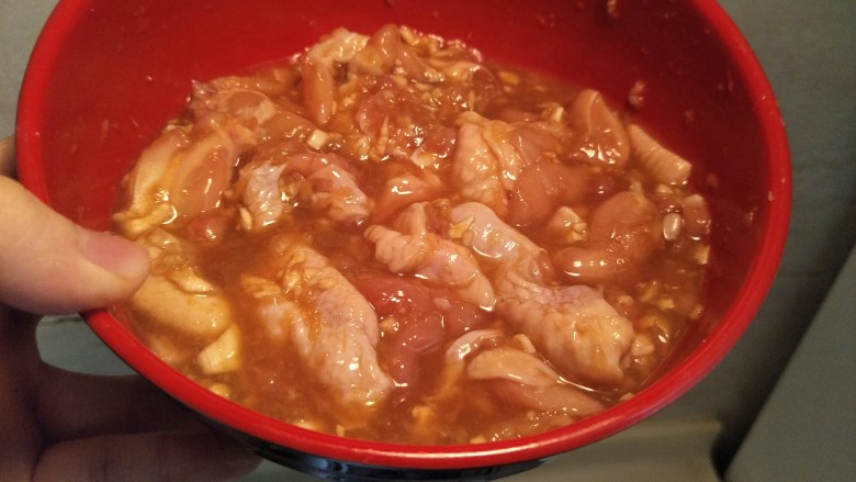 日式炸鸡块,用手抓均匀后盖保鲜膜冰箱冷藏室腌制一晚上。