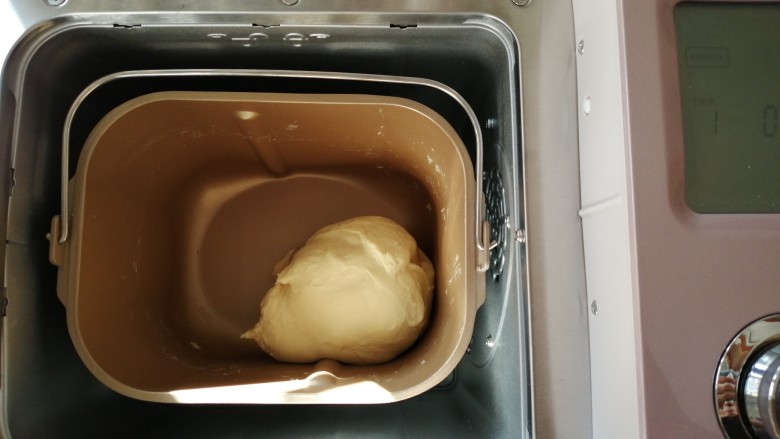 紫薯花面包,将面团留在面包桶内，盖上盖子，发酵2倍大