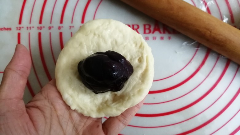 紫薯花面包,放入搓成圆形的30克馅料
