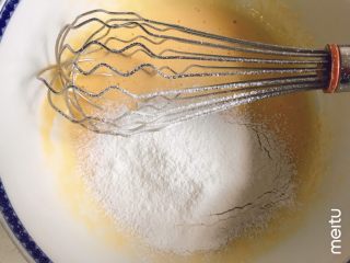 半熟芝士,蛋黄加12g糖搅拌至微微发白，筛入低粉拌匀