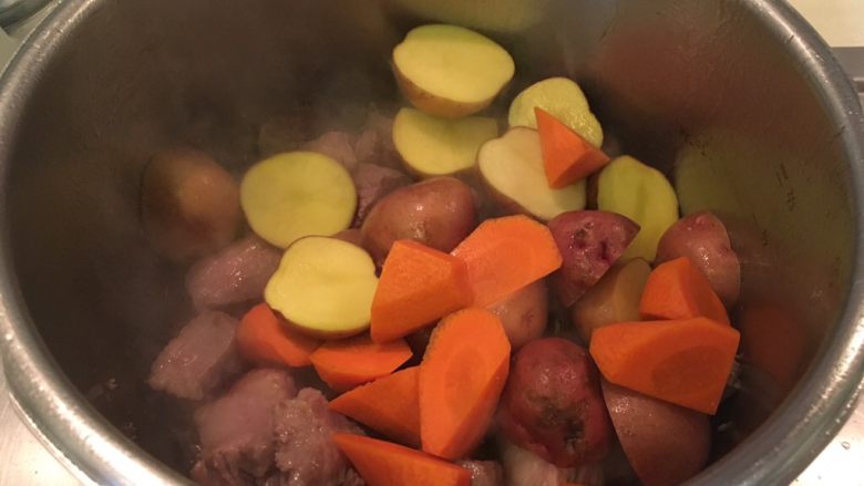 土豆烧牛,加入土豆、红萝卜