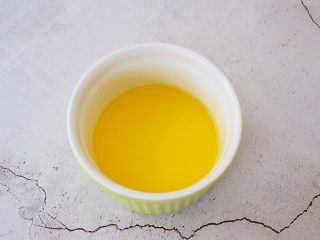 蒜香吐司条,黄油隔水融化